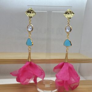 Aros dorados largos con cristales y fucsia