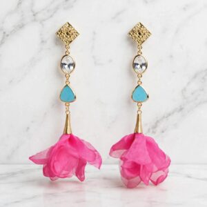 Aros dorados largos con cristales y fucsia