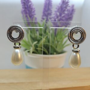 Aros plateados y perla